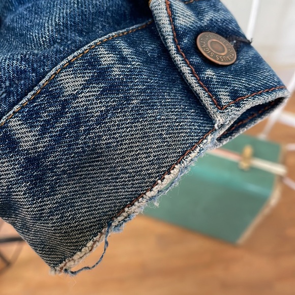 Levi’s signature denim jacket, size large, distressed wrists, medium wash - Picture 4 of 8